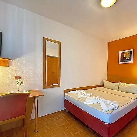 Rose Hotel